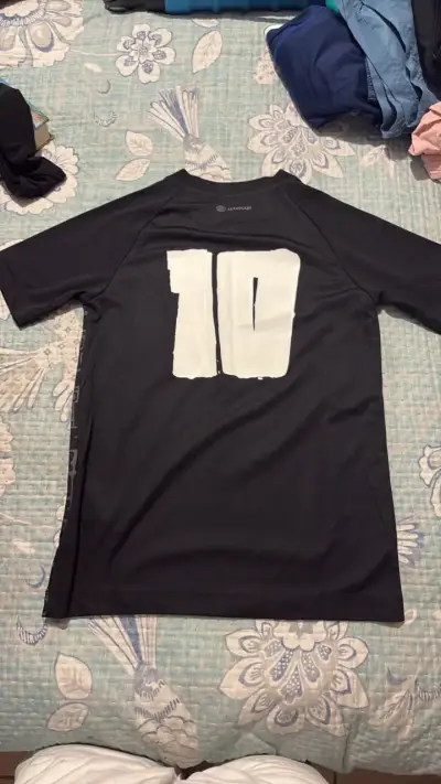 Polera deportiva negra Adidas con diseño gráfico - miniatura 2