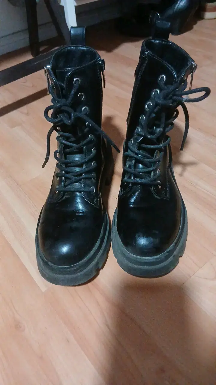 Botas negras de cuero con cierre lateral - 1