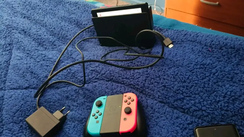 Consola Nintendo Switch con Joy-Con Azul y Rojo - 1