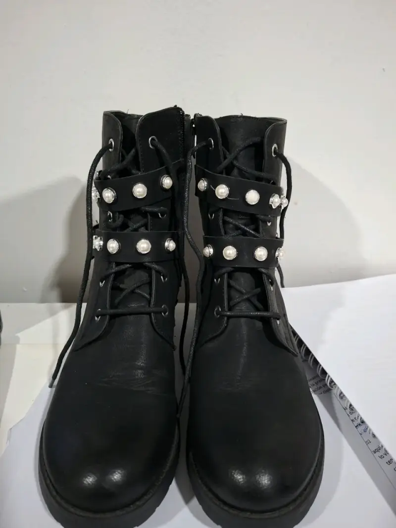 Botines Negros con Perlas y Hebillas - 1