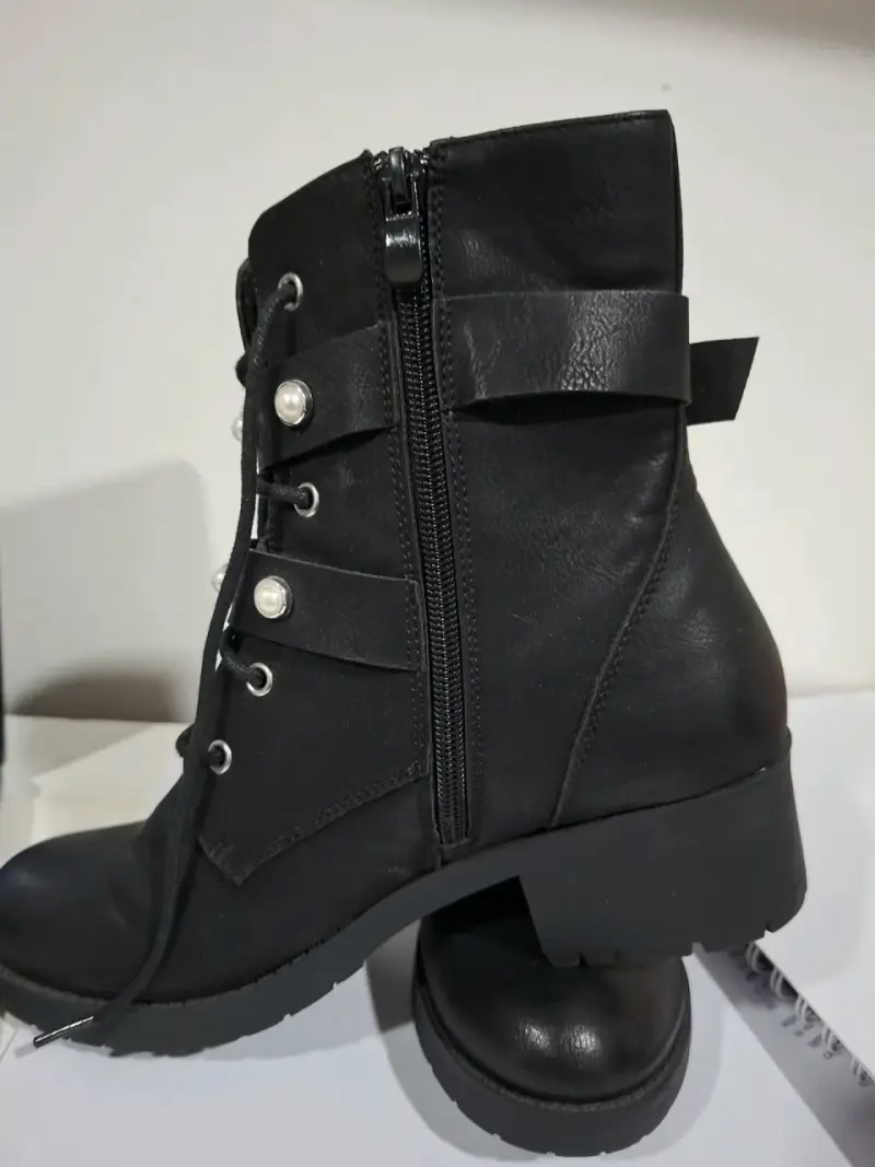 Botines Negros con Perlas y Hebillas - 2