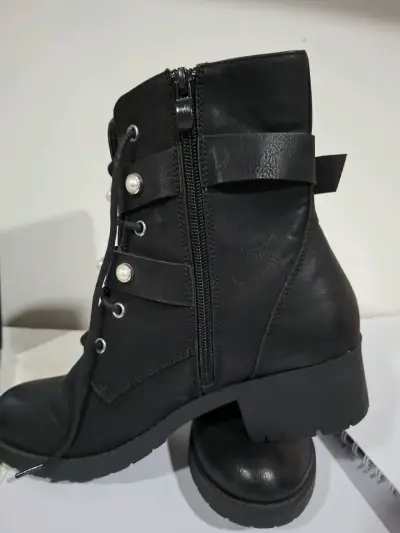 Botines Negros con Perlas y Hebillas - miniatura 2