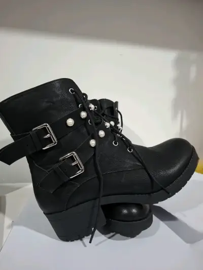 Botines Negros con Perlas y Hebillas - miniatura 3