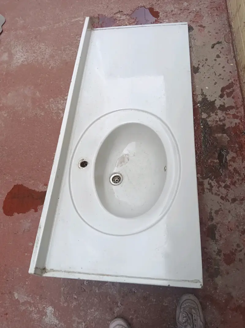 Lavamanos de cerámica blanco con mesón