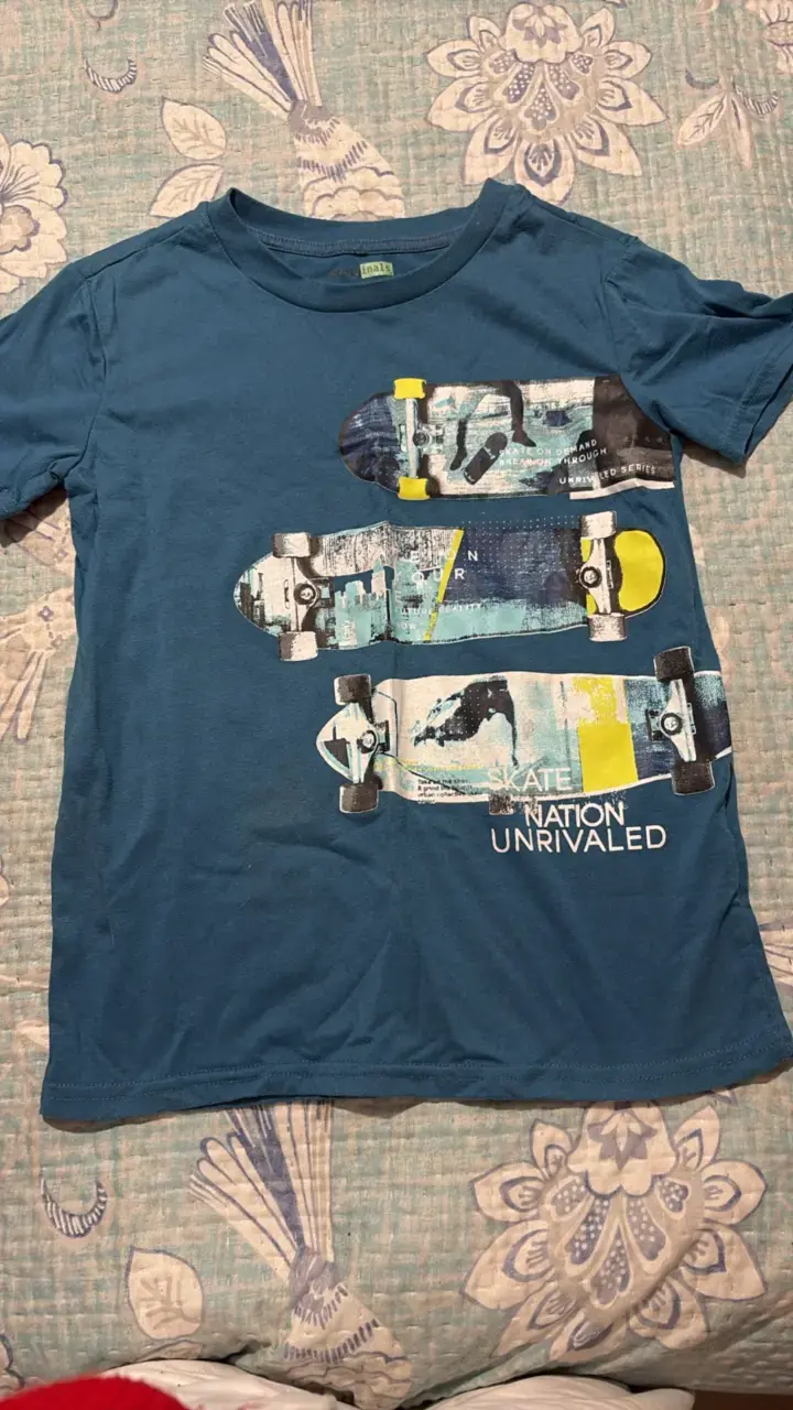 Polera azul con diseño de skate para niño - 1