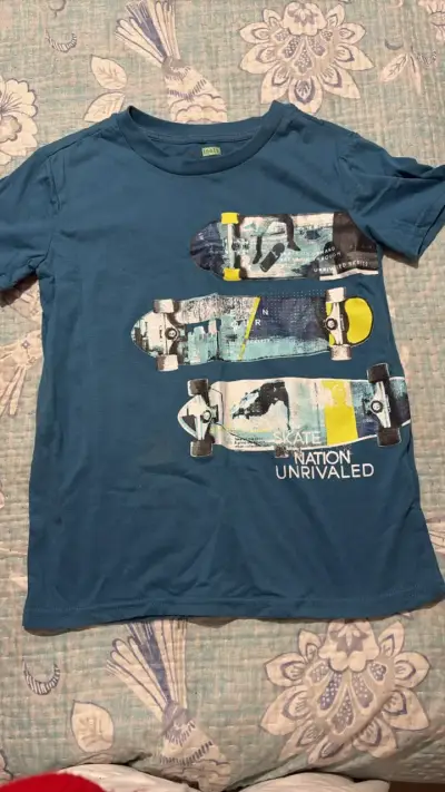 Polera azul con diseño de skate para niño - miniatura 1
