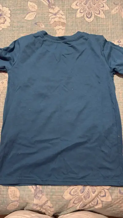 Polera azul con diseño de skate para niño - miniatura 2
