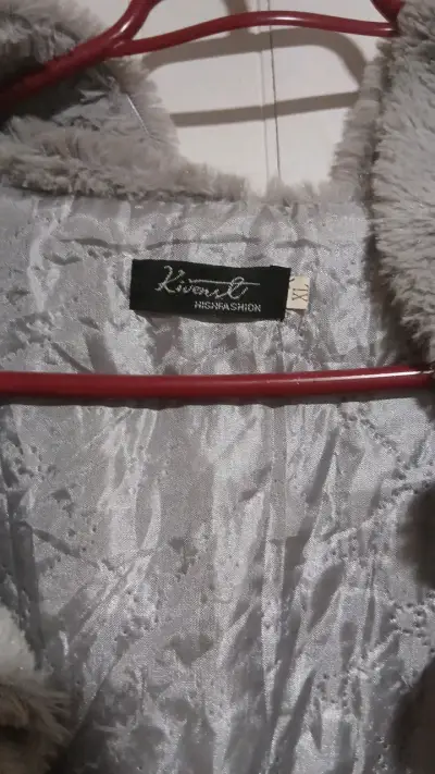 Chaleco de piel sintética gris con lentejuelas - miniatura 3