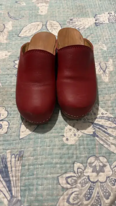 Zuecos de cuero rojo para mujer - miniatura 1