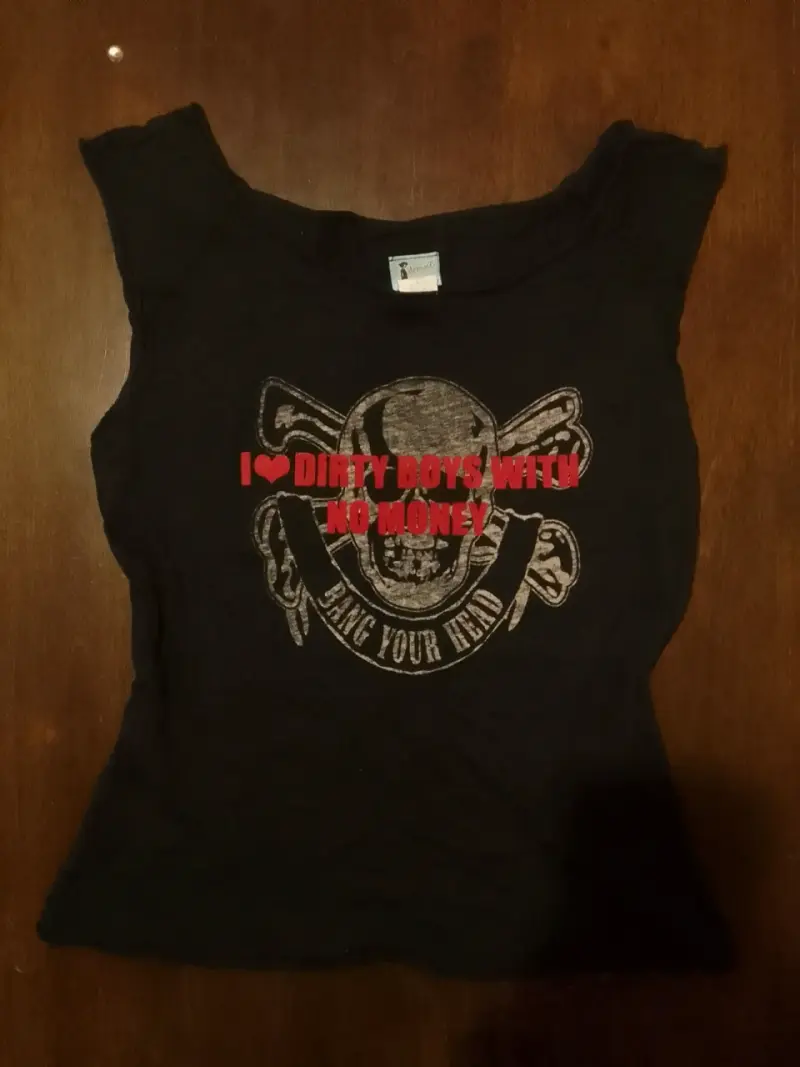 Polera negra con diseño de calavera y texto - 1