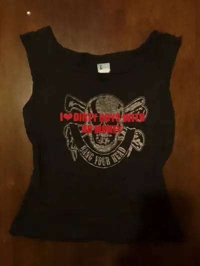 Polera negra con diseño de calavera y texto - miniatura 1