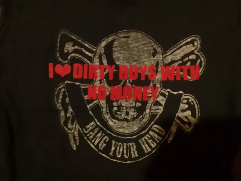 Polera negra con diseño de calavera y texto - 2