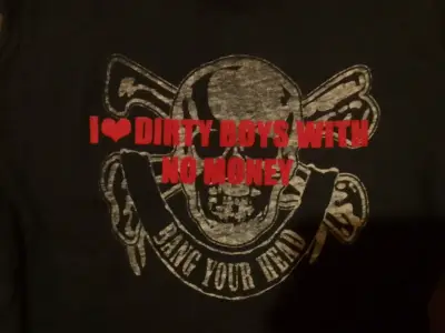 Polera negra con diseño de calavera y texto - miniatura 2