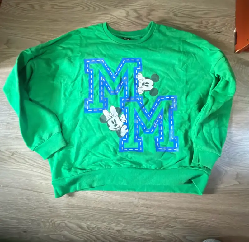 Polerón verde con diseño de Mickey y Minnie