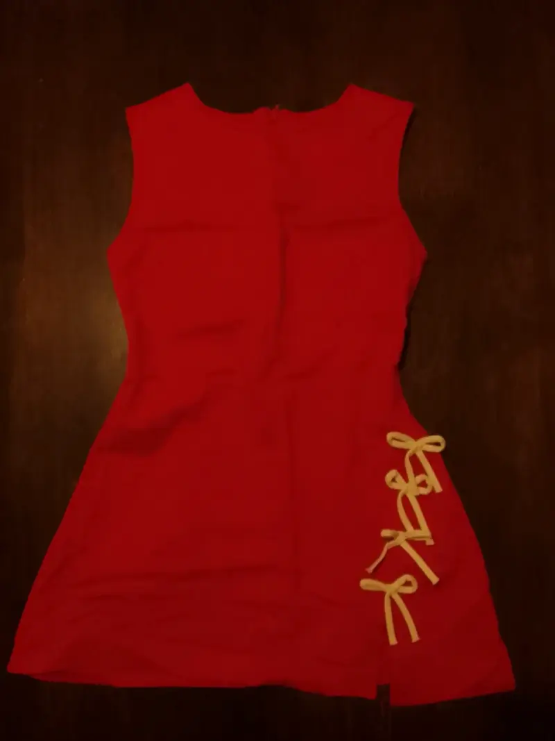Vestido rojo con lazos decorativos - 1