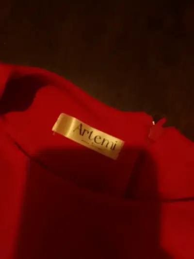 Vestido rojo con lazos decorativos - miniatura 2