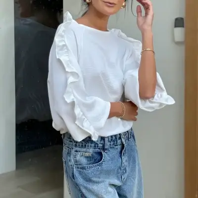 Blusa blanca con volantes - miniatura 1