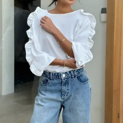 Blusa blanca con volantes - miniatura 2