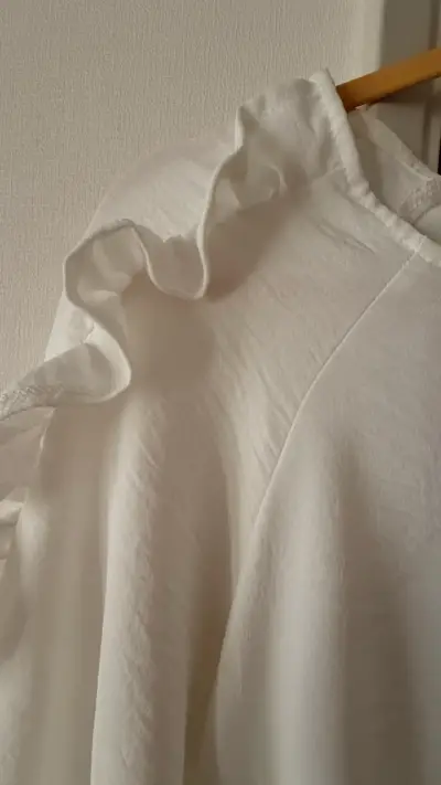 Blusa blanca con volantes - miniatura 3