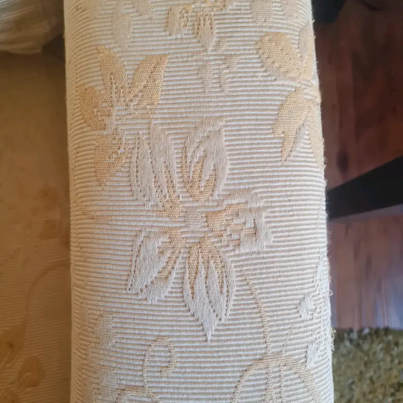 Sofá individual tapizado en tela floral beige - 1