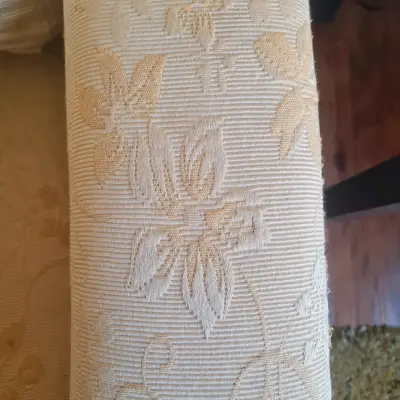 Sofá individual tapizado en tela floral beige - miniatura 1
