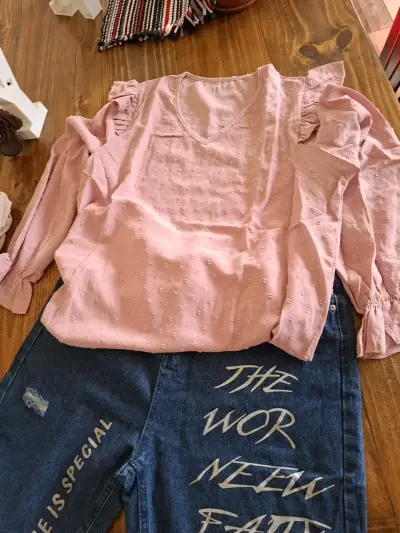 Blusa rosa con volantes y jeans estampados - miniatura 1