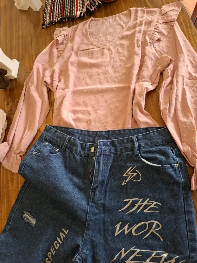 Blusa rosa con volantes y jeans estampados - 2