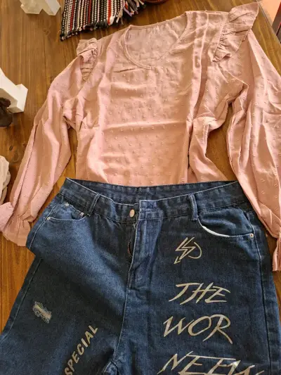 Blusa rosa con volantes y jeans estampados - miniatura 2