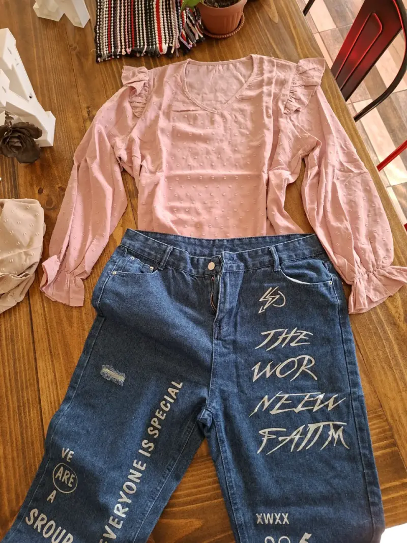 Blusa rosa con volantes y jeans estampados - 3
