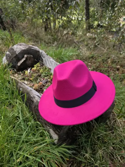 Sombrero de ala ancha rojo con detalles brillantes - miniatura 3