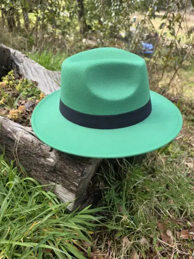 Sombrero de ala ancha rojo con detalles brillantes - miniatura 4