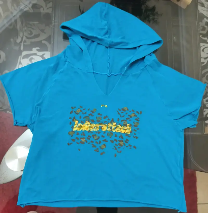 Polera azul con capucha y estampado 'Ladies Attack'