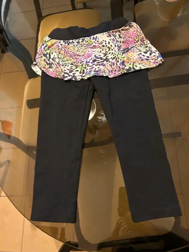 Leggings negros con falda estampada para niña