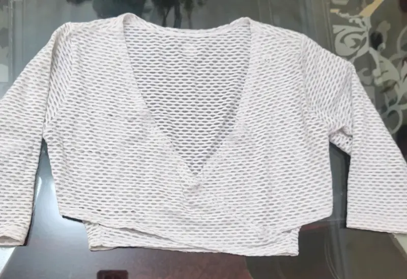 Top de malla blanco con escote en V