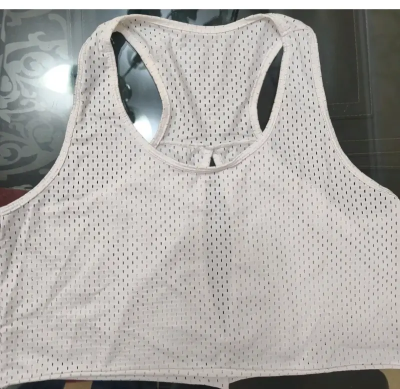 Top deportivo sin mangas color beige