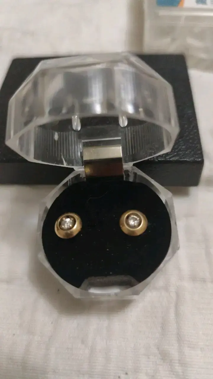 Aros de oro con diamantes en estuche