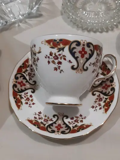 Taza de té de porcelana Colclough con diseño floral - miniatura 1