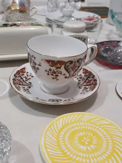 Taza de té de porcelana Colclough con diseño floral - miniatura 2