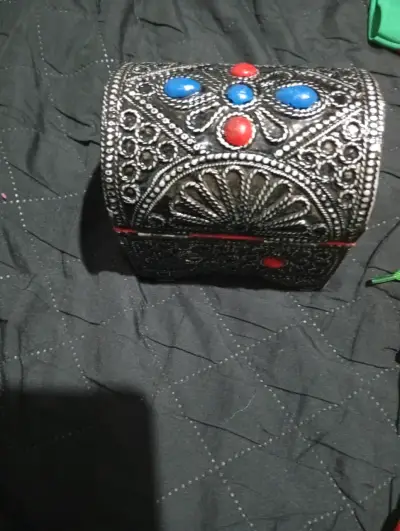 Cofre decorativo  con piedras - miniatura 1