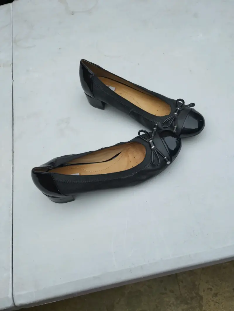 Zapatos de tacón bajo negros con lazo - 1