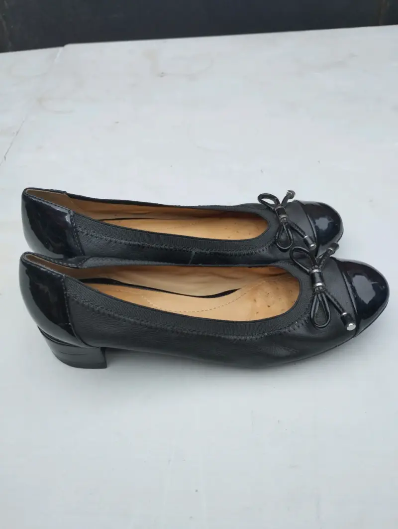 Zapatos de tacón bajo negros con lazo - 2