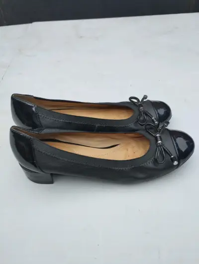 Zapatos de tacón bajo negros con lazo - miniatura 2