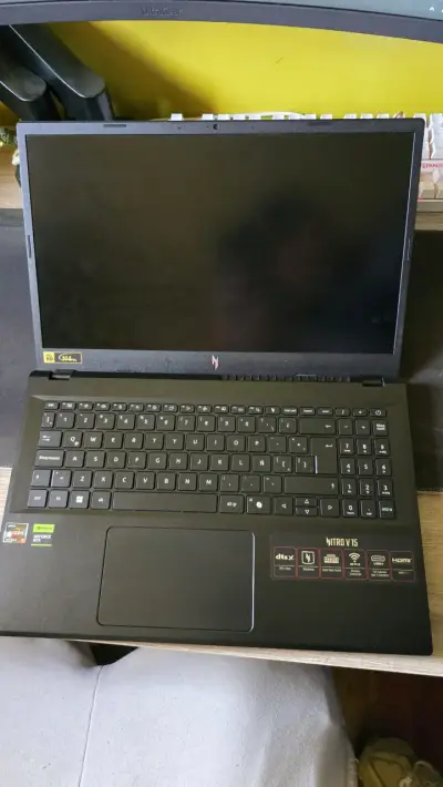 Laptop Acer Nitro 5 con AMD Ryzen 7 y 16GB RAM - miniatura 2