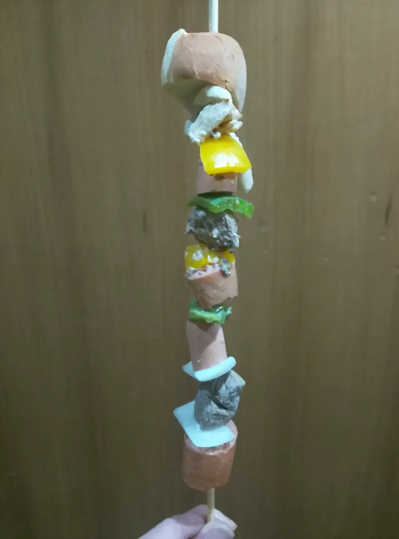Juguete de madera para aves en forma de brocheta