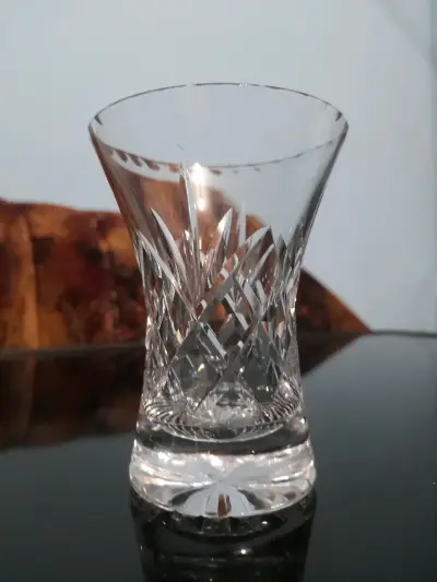 Vaso de cristal tallado elegante - miniatura 1