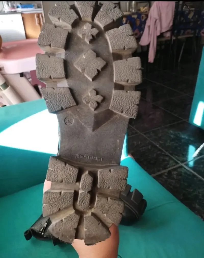 Botines negrosde cuero marca mandala - 4