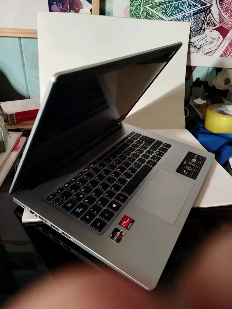 Laptop Acer Aspire 3 con AMD Ryzen y Radeon - 3
