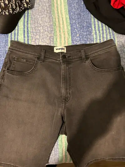 Shorts de mezclilla gris Wrangler para hombre - miniatura 1