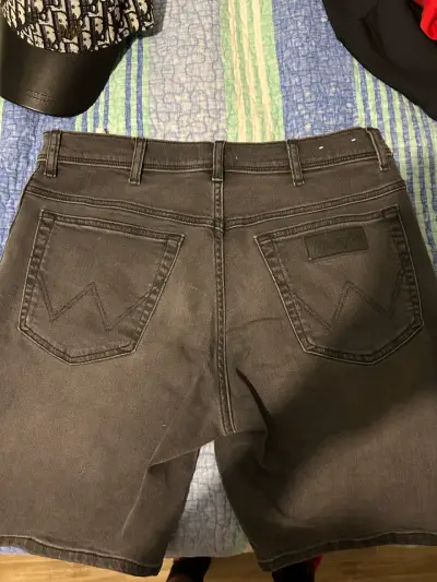 Shorts de mezclilla gris Wrangler para hombre - miniatura 2
