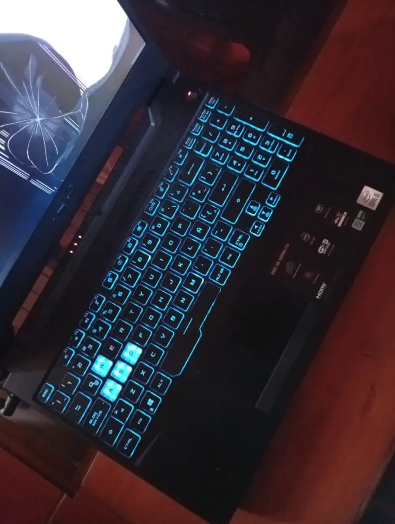 Laptop gamer con pantalla dañada - 1